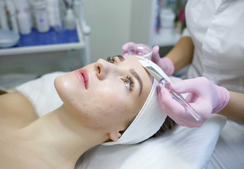 врач-проводит-процедуру-лечения-акне.jpg врач-проводит-процедуру-лечения-акне.jpg